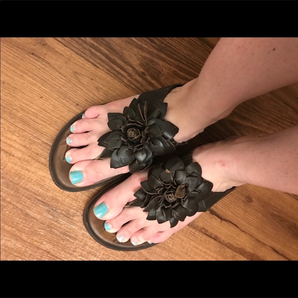 Born sandals